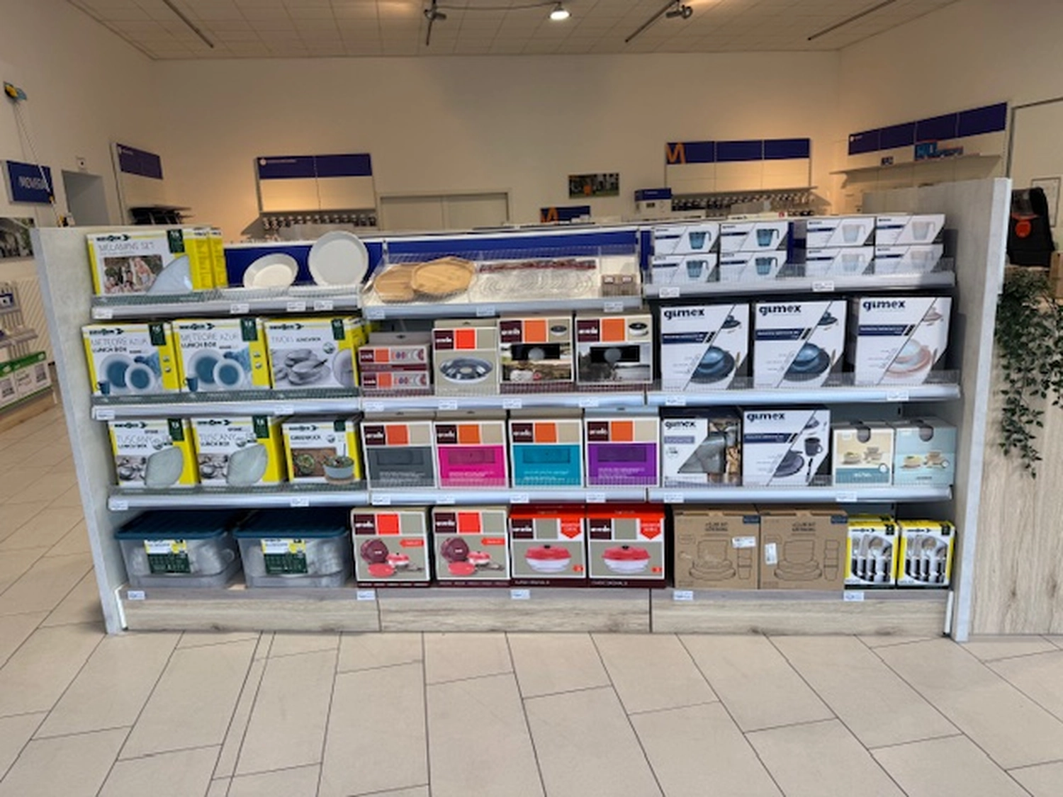 Camping Zentrale Grünberg - Campingshop & Werkstatt - Ladenregal