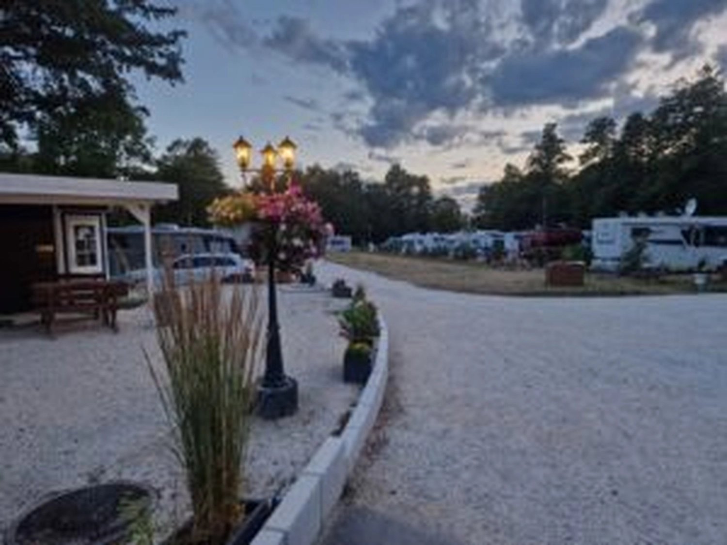 Camping Zentrale Grünberg - Campingshop & Werkstatt - Wohnwagenparkplatz